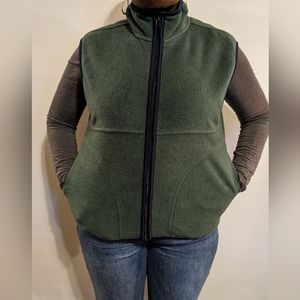 Essentials Women's Classic-Fit Sleeveless Soft Fleece Vest Size S